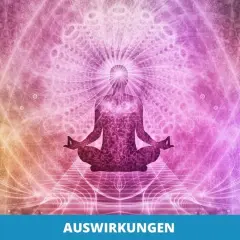 Eine Person in Meditationshaltung vor einem leuchtenden Mandala. Verschiedene Meditation arten können zu solch innerer Klarheit führen.