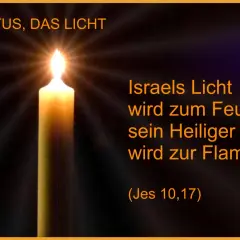 Eine Kerze brennt hell. Das Licht leuchtet in der Finsternis und symbolisiert Christus, das Licht Israels.