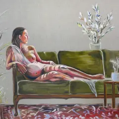 Gemälde einer Frau auf einem grünen Sofa, die sich in einem transparenten Tuch räkelt. Die Szene erinnert an eine moderne Interpretation der Maria Lactans.