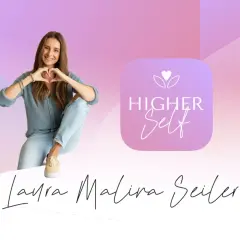 Laura Malina Seiler mit Herzgeste und dem Logo der "Higher Self" App.