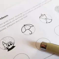 Auf einem Blatt Papier mit der Überschrift "Kreise - 30 Ideen" sind kleine Zeichnungen in Kreisen zu sehen: ein Haus, ein Regenschirm, ein Wollknäuel. Hier kann man kreativ werden und die Grundform nutzen.