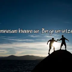 Zwei Silhouetten reichen sich auf einem Felsen die Hand, die Sonne bricht durch. Gemeinsam können wir Berge versetzen.