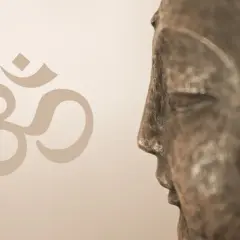 Buddha-Profil neben Om-Symbol. Tiefe Atmung wie bei Anuloma Viloma fördert innere Ruhe.