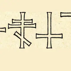 Verschiedene Kreuzformen, darunter ein Paulus-Kreuz, auf hellem Untergrund.