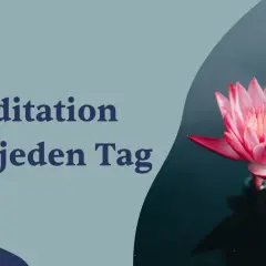 Ein Mikrofon-Symbol und der Text "Meditation für jeden Tag" neben einer rosa Seerose auf dunklem Wasser. Ein Podcast für innere Ruhe.