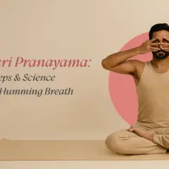 Mann in Meditationshaltung, Augen mit Händen bedeckt, praktiziert Bhramari Pranayama, die summende Atemübung.
