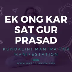 Frau in Meditationspose, umgeben von Chakren-Symbolen. Text: "Ek Ong Kar Sat Gur Prasad Bedeutung" - ein Kundalini-Mantra für Manifestation.