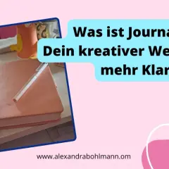 Ein rosafarbenes Notizbuch mit Stift liegt bereit, um deine Gedanken festzuhalten. Journal schreiben ist dein kreativer Weg zu mehr Klarheit.