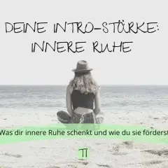 Frau sitzt am Strand, blickt aufs Meer. "DEINE INTRO-STÄRKE: INNERE RUHE". Was dir innere Ruhe schenkt und wie du sie förderst. Dann ist das so.