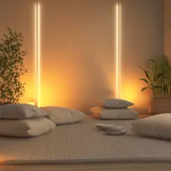 Gemütliche Meditationsraum Ideen: Kissen, Pflanzen und warmes Licht schaffen eine Oase der Ruhe.