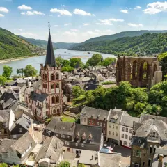 Blick auf Bacharach am Rhein mit der Kirche St. Werner und Ruinen.