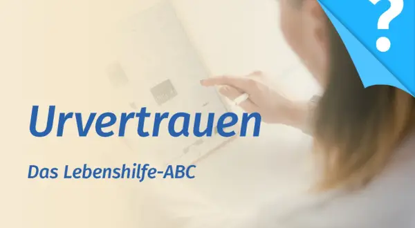 Ein Tablet zeigt Grafiken, während eine Hand mit einem Stift darauf tippt. Der Text "Urvertrauen aufbauen" und "Das Lebenshilfe-ABC" ist zu sehen.
