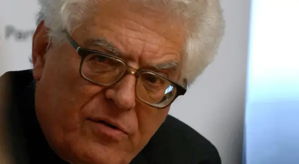 Nahaufnahme eines älteren Mannes mit Brille und weißem Haar, der nachdenklich in die Kamera blickt. Franz Grave, ein Mann mit tiefen Falten und einem ernsten Ausdruck.
