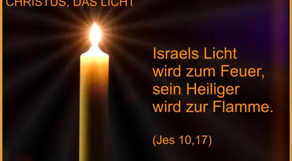 Eine Kerze brennt hell. Das Licht leuchtet in der Finsternis und symbolisiert Christus, das Licht Israels.