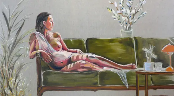 Gemälde einer Frau auf einem grünen Sofa, die sich in einem transparenten Tuch räkelt. Die Szene erinnert an eine moderne Interpretation der Maria Lactans.
