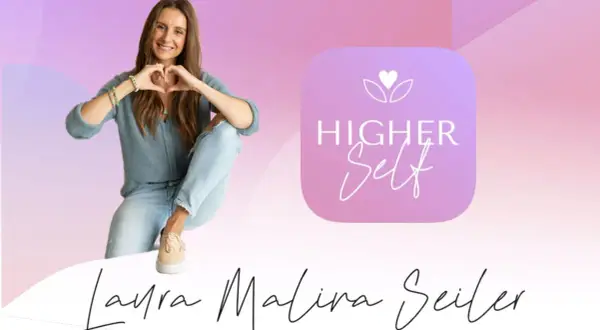 Laura Malina Seiler mit Herzgeste und dem Logo der "Higher Self" App.
