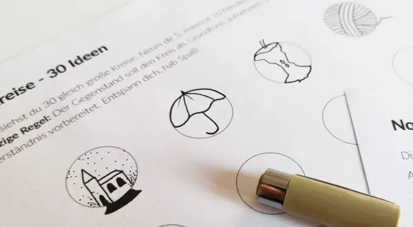 Auf einem Blatt Papier mit der Überschrift "Kreise - 30 Ideen" sind kleine Zeichnungen in Kreisen zu sehen: ein Haus, ein Regenschirm, ein Wollknäuel. Hier kann man kreativ werden und die Grundform nutzen.