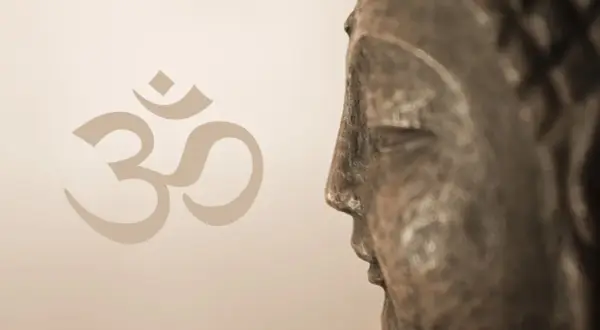Buddha-Profil neben Om-Symbol. Tiefe Atmung wie bei Anuloma Viloma fördert innere Ruhe.