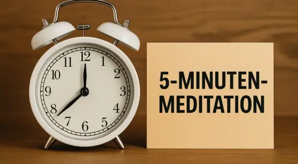 Ein Wecker zeigt 8 Uhr. Daneben liegt ein Zettel mit "5-MINUTEN-MEDITATION". So einfach kann es sein, wie meditiert man.
