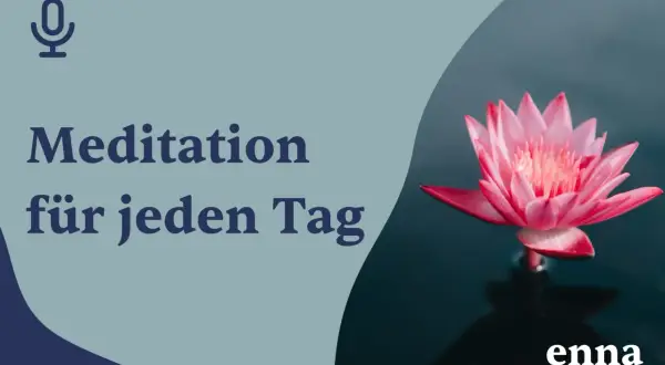 Ein Mikrofon-Symbol und der Text "Meditation für jeden Tag" neben einer rosa Seerose auf dunklem Wasser. Ein Podcast für innere Ruhe.