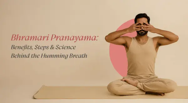 Mann in Meditationshaltung, Augen mit Händen bedeckt, praktiziert Bhramari Pranayama, die summende Atemübung.