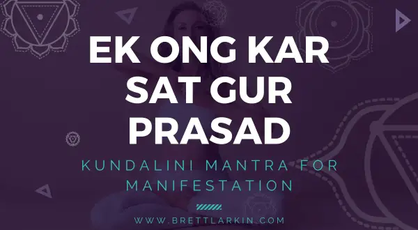 Frau in Meditationspose, umgeben von Chakren-Symbolen. Text: "Ek Ong Kar Sat Gur Prasad Bedeutung" - ein Kundalini-Mantra für Manifestation.