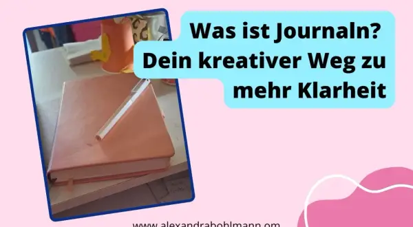 Ein rosafarbenes Notizbuch mit Stift liegt bereit, um deine Gedanken festzuhalten. Journal schreiben ist dein kreativer Weg zu mehr Klarheit.