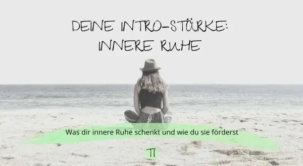 Frau sitzt am Strand, blickt aufs Meer. "DEINE INTRO-STÄRKE: INNERE RUHE". Was dir innere Ruhe schenkt und wie du sie förderst. Dann ist das so.