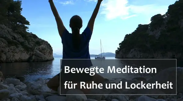 Frau mit erhobenen Armen am Meer, die eine aktive Meditation für Ruhe und Lockerheit praktiziert. Ein Segelboot im Hintergrund.