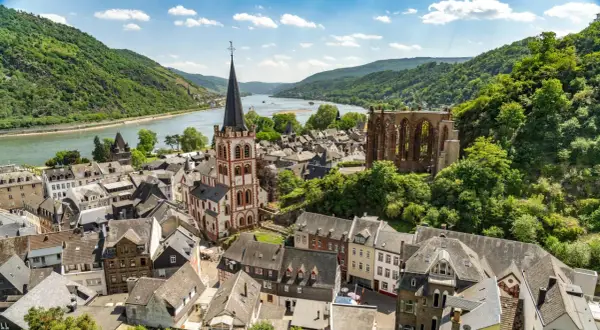 Blick auf Bacharach am Rhein mit der Kirche St. Werner und Ruinen.