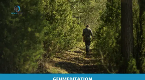 Mann geht auf einem Waldweg. Eine Anleitung zur Gehmeditation, um Achtsamkeit in der Natur zu finden.