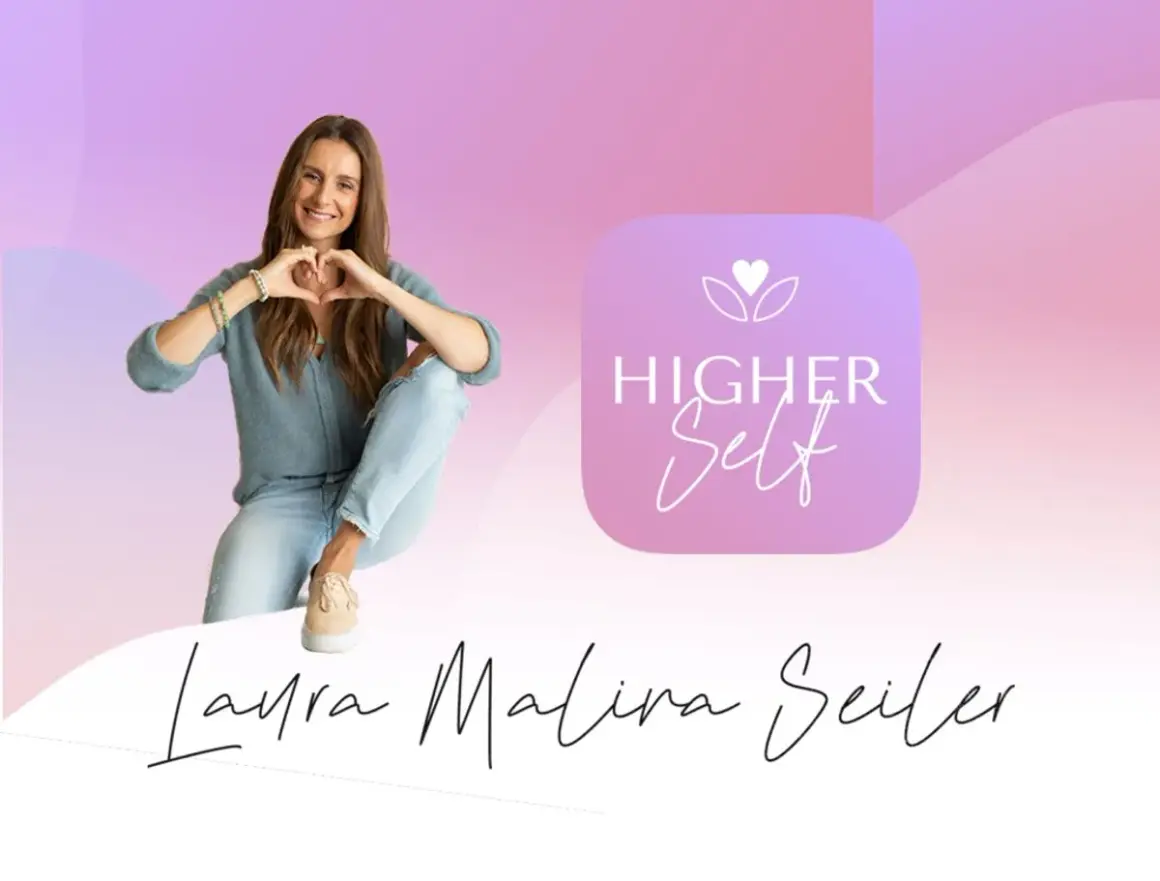 Laura Malina Seiler mit Herzgeste und dem Logo der "Higher Self" App.