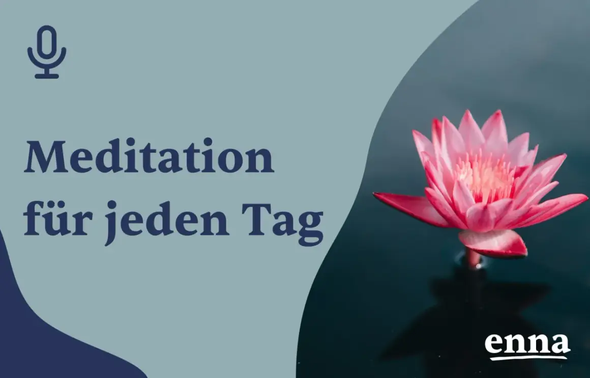 Ein Mikrofon-Symbol und der Text "Meditation für jeden Tag" neben einer rosa Seerose auf dunklem Wasser. Ein Podcast für innere Ruhe.