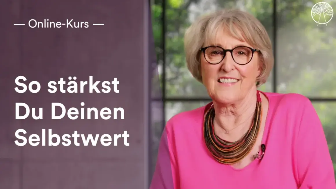 Eine lächelnde ältere Frau in Pink, die sagt: "Ich bin wertvoll". Der Text "So stärkst Du Deinen Selbstwert" ist sichtbar.