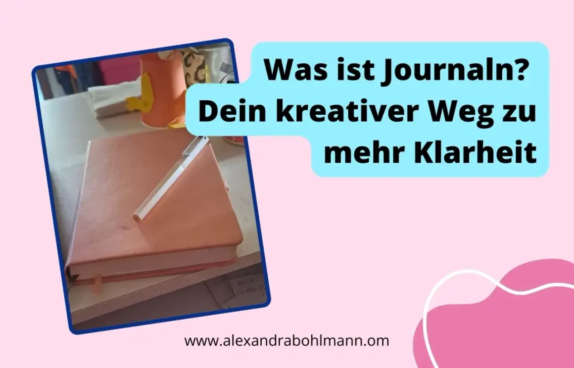 Ein rosafarbenes Notizbuch mit Stift liegt bereit, um deine Gedanken festzuhalten. Journal schreiben ist dein kreativer Weg zu mehr Klarheit.