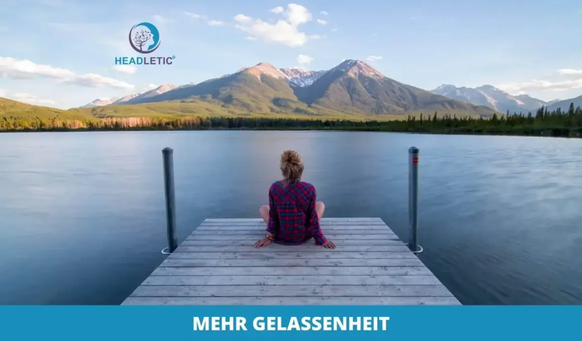 Eine Frau sitzt auf einem Steg am See, blickt auf Berge. Ähnlich gelassen wie Kardinal Ratzinger in stiller Kontemplation.