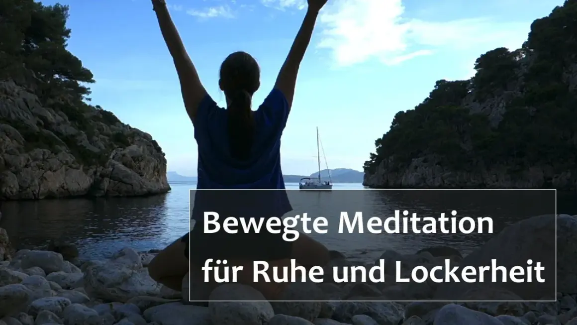 Frau mit erhobenen Armen am Meer, die eine aktive Meditation für Ruhe und Lockerheit praktiziert. Ein Segelboot im Hintergrund.