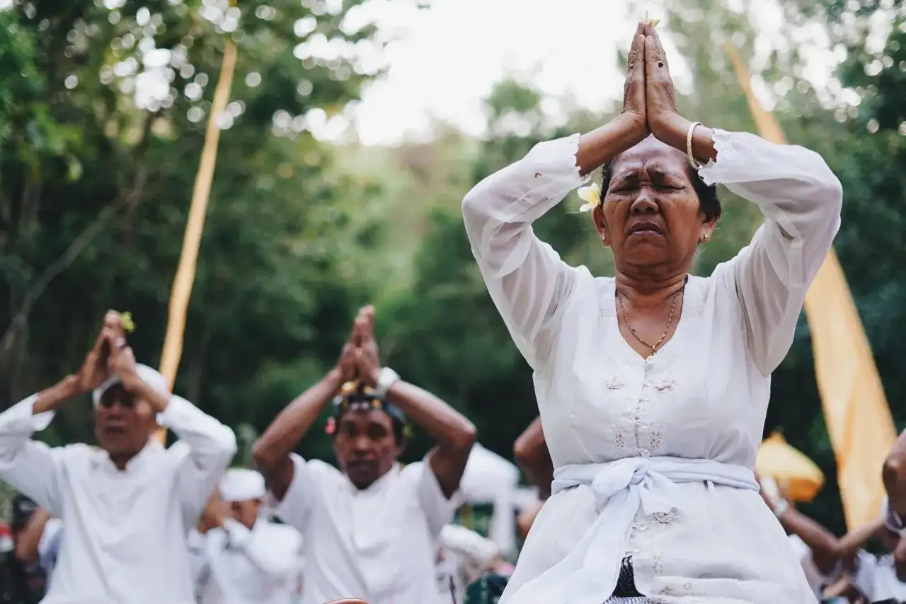 Namaste im Yoga - Bedeutung, Geste und respektvolle Verwendung