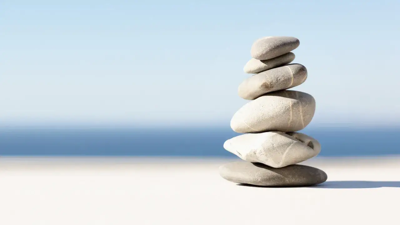 Gestapelte Steine am Strand, die Balance symbolisieren. Wenn das so ist, dann ist das so.
