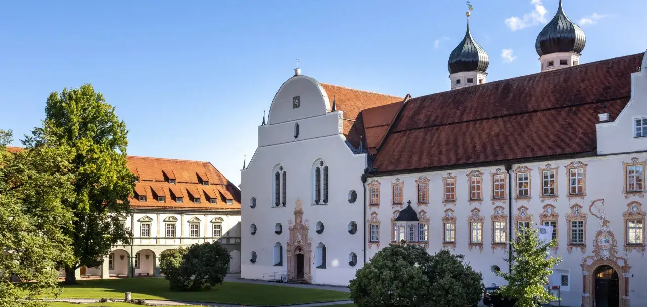 Barocke Fassade des Klosters, das vom salesianer orden genutzt wird, mit Zwiebelt&uuml;rmen und einem gepflegten Garten.