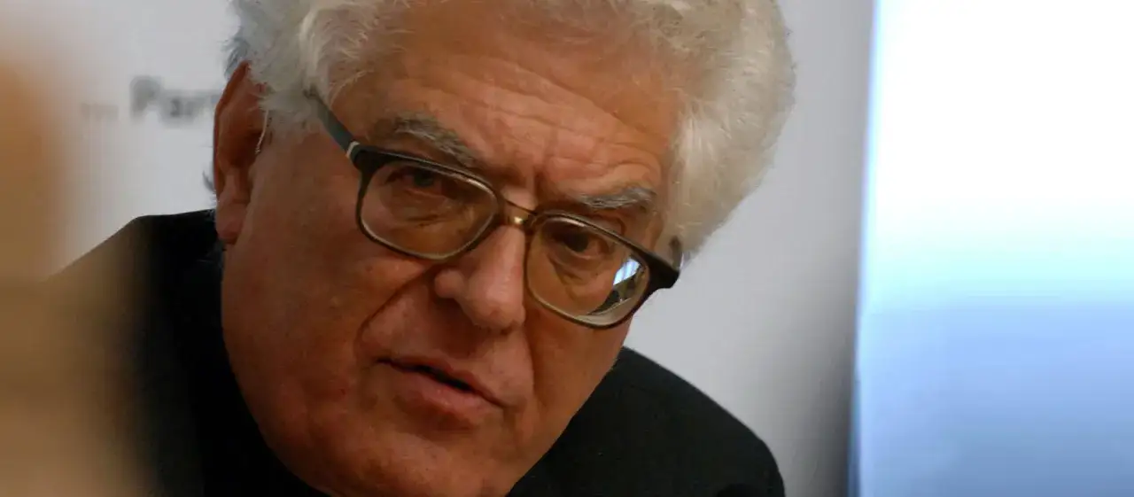 Nahaufnahme eines &auml;lteren Mannes mit Brille und wei&szlig;em Haar, der nachdenklich spricht. Franz Grave, ein Mann mit tiefen Falten und einem ernsten Blick.