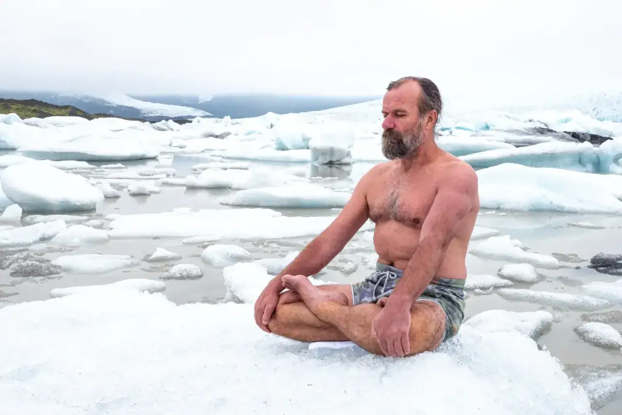 Mann in Eiswasser meditierend, ein Beispiel für die Wim Hof Methode.