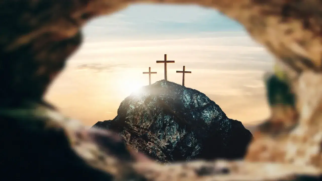 Drei Kreuze auf einem H&uuml;gel im Sonnenuntergang. Ein Symbol daf&uuml;r, dass Jesus stirbt am Kreuz.