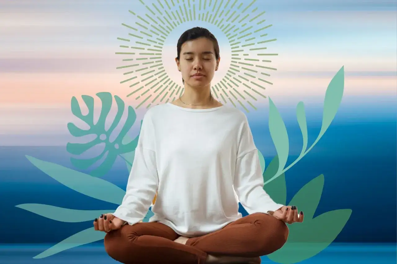 Frau in Lotusposition, umgeben von grünen Blättern und einem strahlenden Kreis. Sie praktiziert transzentale Meditation, um inneren Frieden zu finden.