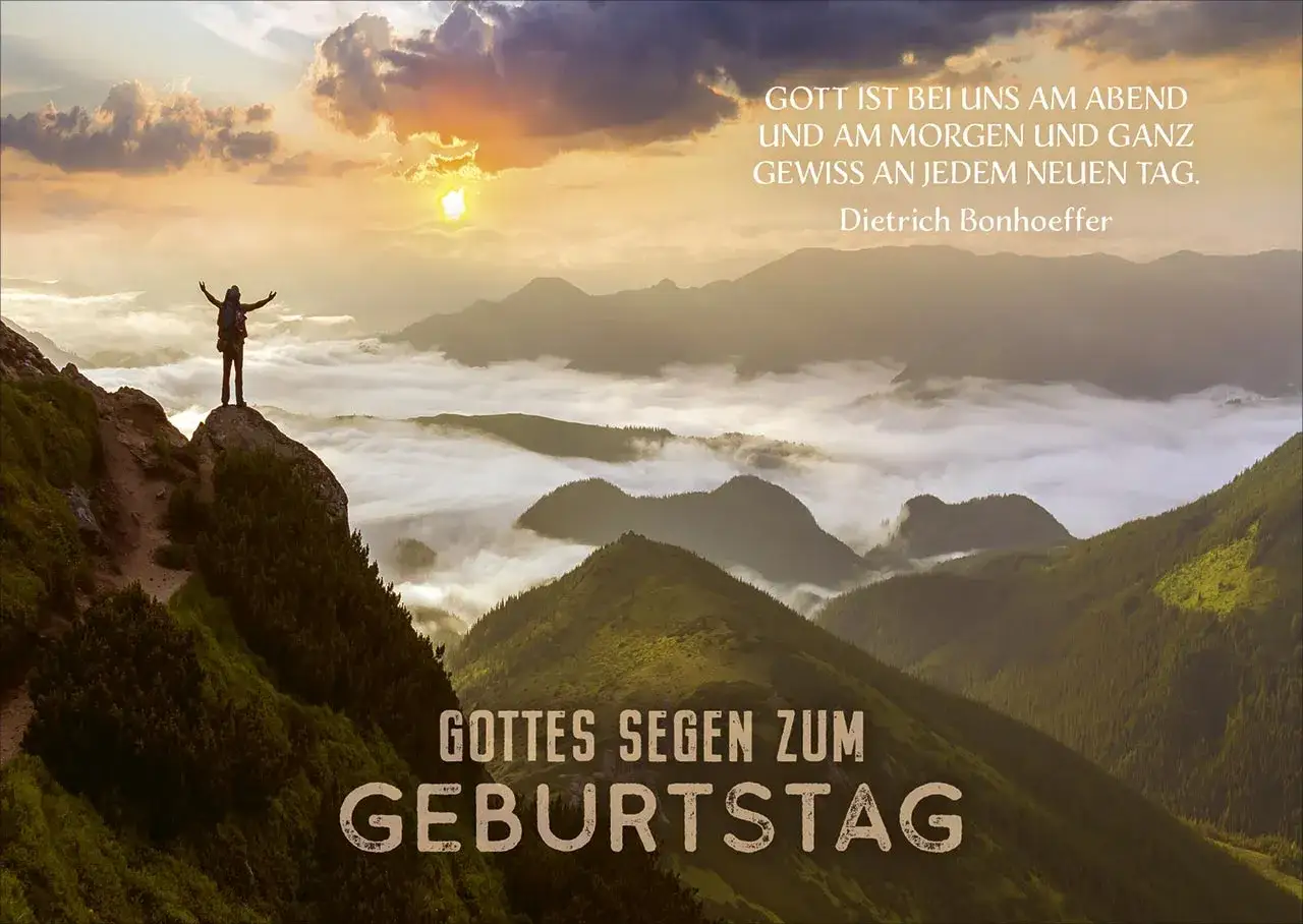 Ein Mann steht mit ausgebreiteten Armen auf einem Berggipfel im Sonnenaufgang. 