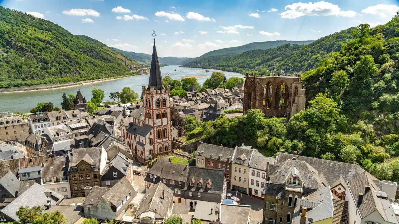 Blick auf Bacharach am Rhein mit der Kirche St. Werner und Ruinen.