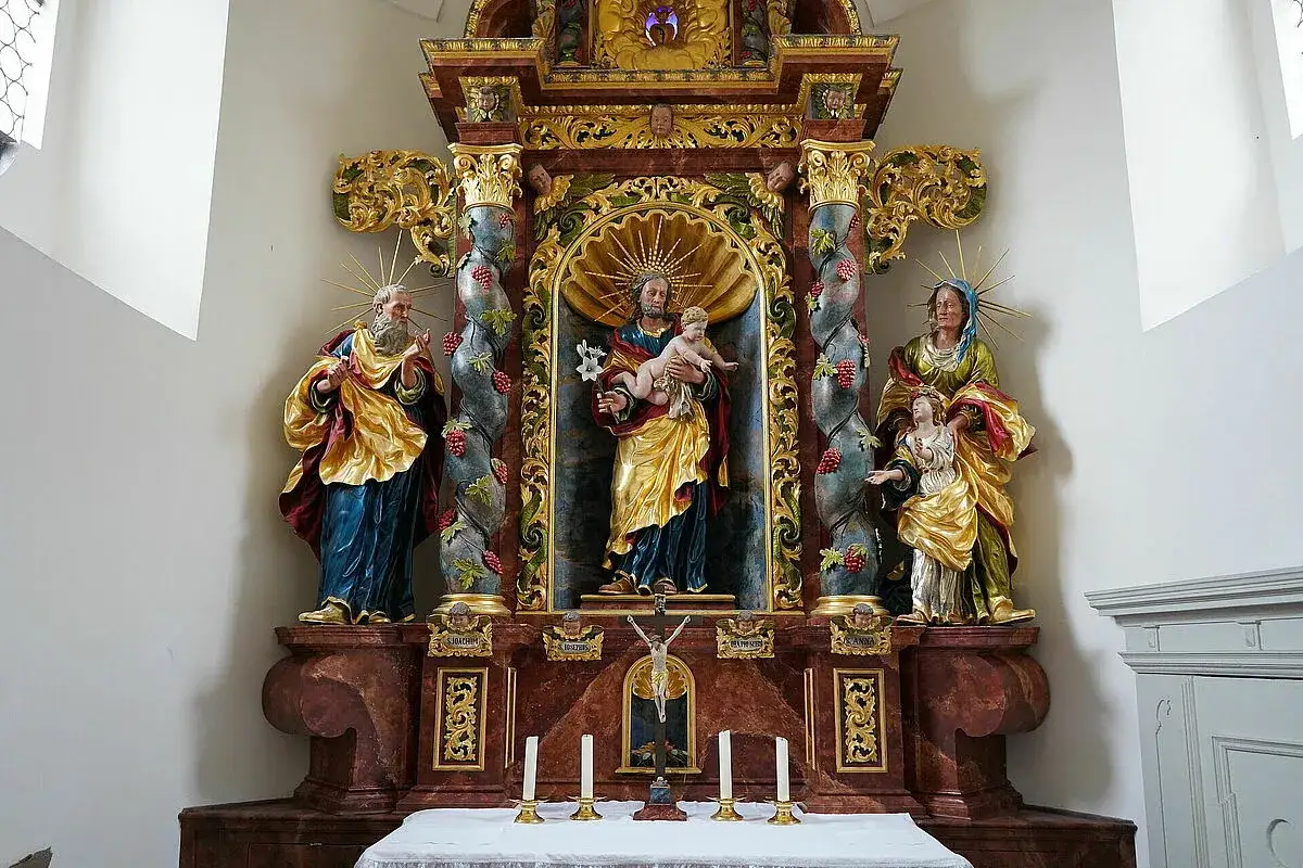Ein prachtvoller Altar zeigt den heiligen Josef mit Jesuskind, flankiert von Heiligenfiguren.