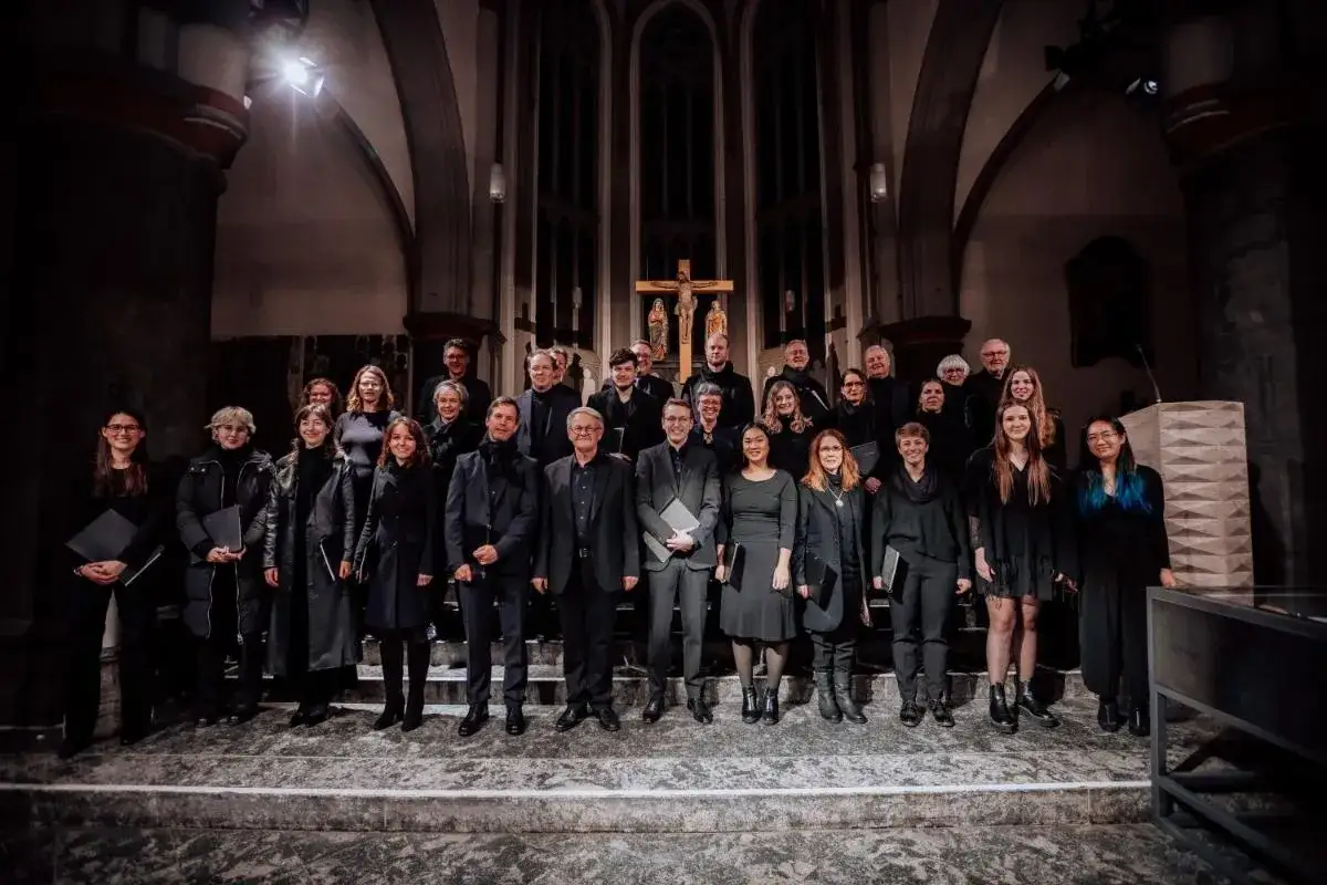 Ein Chor steht in einer Kirche f&uuml;r eine gesungene katholische Messe.