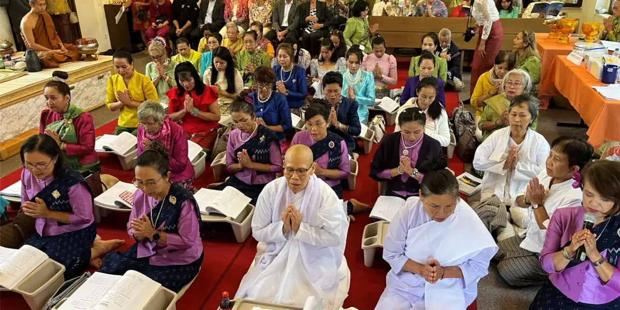 Menschen in traditioneller Kleidung beten. Sie lernen, wie werde ich buddhist, indem sie den Lehren folgen.