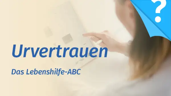 Ein Tablet zeigt Grafiken, während eine Hand mit einem Stift darauf tippt. Der Text "Urvertrauen aufbauen" und "Das Lebenshilfe-ABC" ist zu sehen.